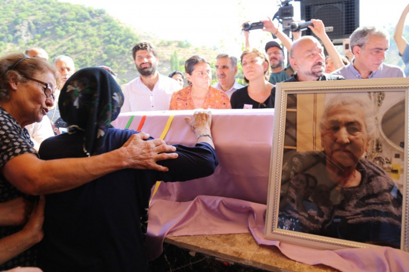 Aysel Tuğluk'un annesinin cenazesi Tunceli'de defnedildi - Resim: 4