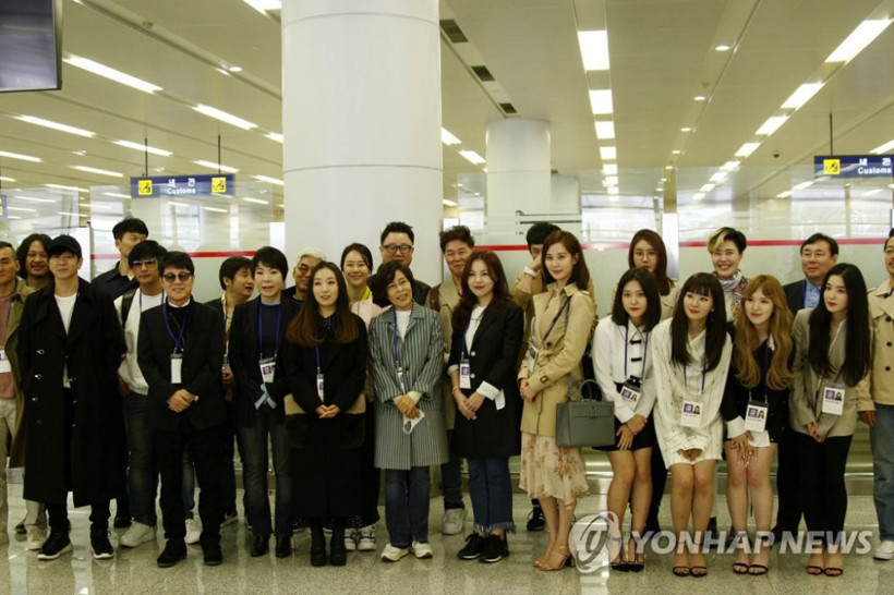 Güney Kore Pop grubu söyledi Lider Kim dinledi - Resim: 1