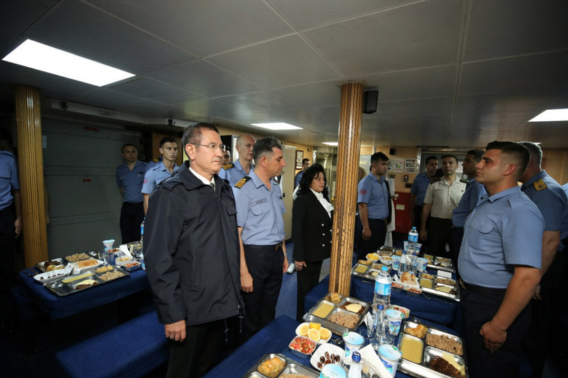 Nurettin Canikli, Mehmetçikle açık denizde iftar yaptı - Resim: 1