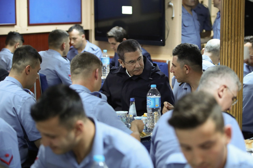 Nurettin Canikli, Mehmetçikle açık denizde iftar yaptı - Resim: 3