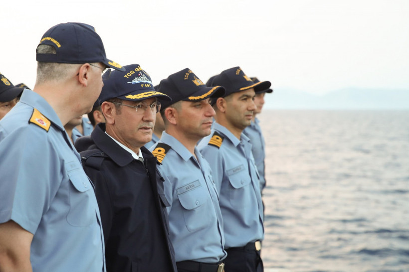 Nurettin Canikli, Mehmetçikle açık denizde iftar yaptı - Resim: 4