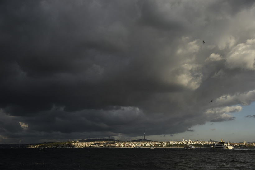 İstanbul Boğazı'nı kara bulutlar kapladı - Resim: 1
