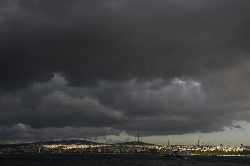 İstanbul Boğazı'nı kara bulutlar kapladı - Resim: 2
