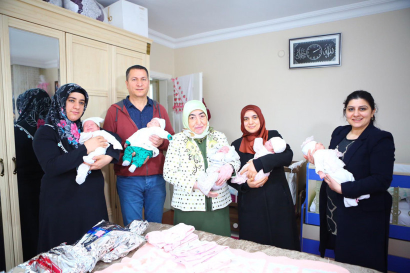 Binali Yıldırım’ın eşi Semiha Yıldırım beşiz bebekleri ziyaret etti! - Resim: 1