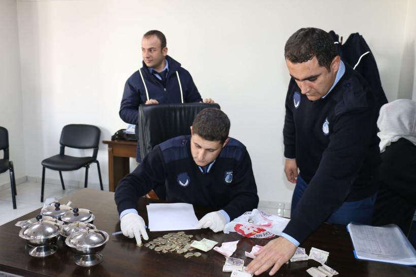 Batman'da dilendikleri paraları balık ve ekmek içine gizlediler - Resim: 2