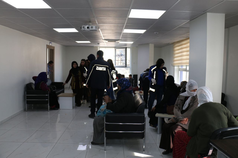 Batman'da dilendikleri paraları balık ve ekmek içine gizlediler - Resim: 3