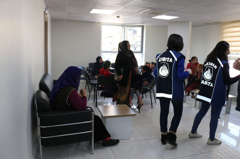 Batman'da dilendikleri paraları balık ve ekmek içine gizlediler - Resim: 4