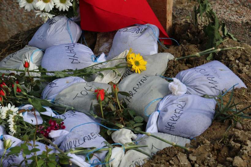 Ozan Arif'in mezarına bakın ne bıraktılar! - Resim: 4