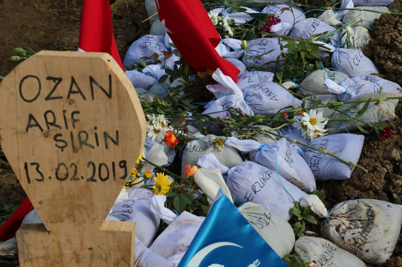 Ozan Arif'in mezarına bakın ne bıraktılar! - Resim: 1
