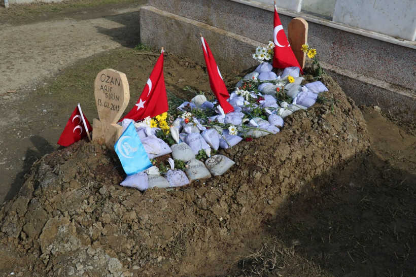 Ozan Arif'in mezarına bakın ne bıraktılar! - Resim: 2