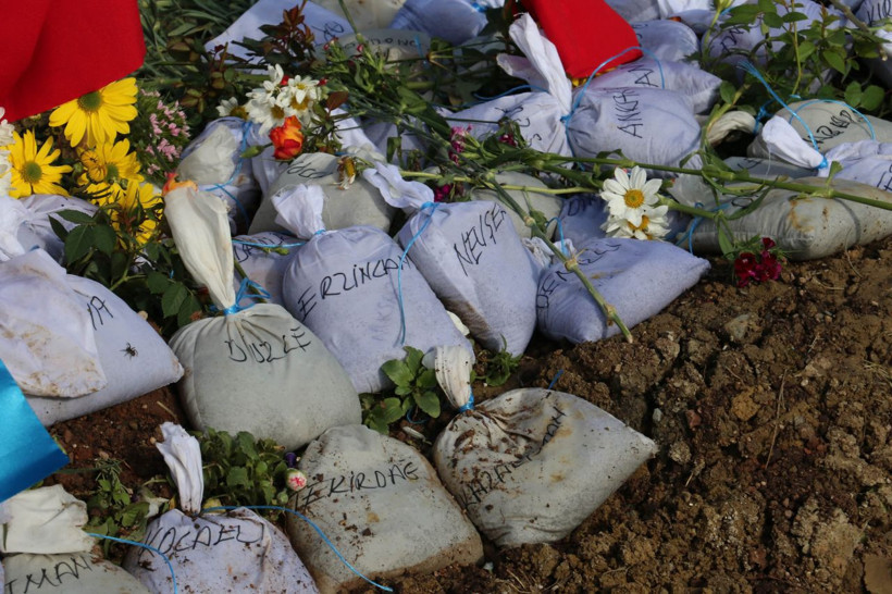 Ozan Arif'in mezarına bakın ne bıraktılar! - Resim: 3