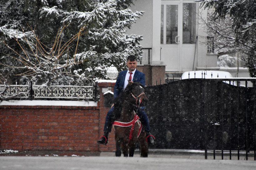 Muhtar adayı oyunu atı 'Cemşit' ile kullanmaya geldi - Resim: 4
