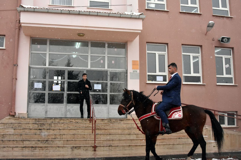 Muhtar adayı oyunu atı 'Cemşit' ile kullanmaya geldi - Resim: 3
