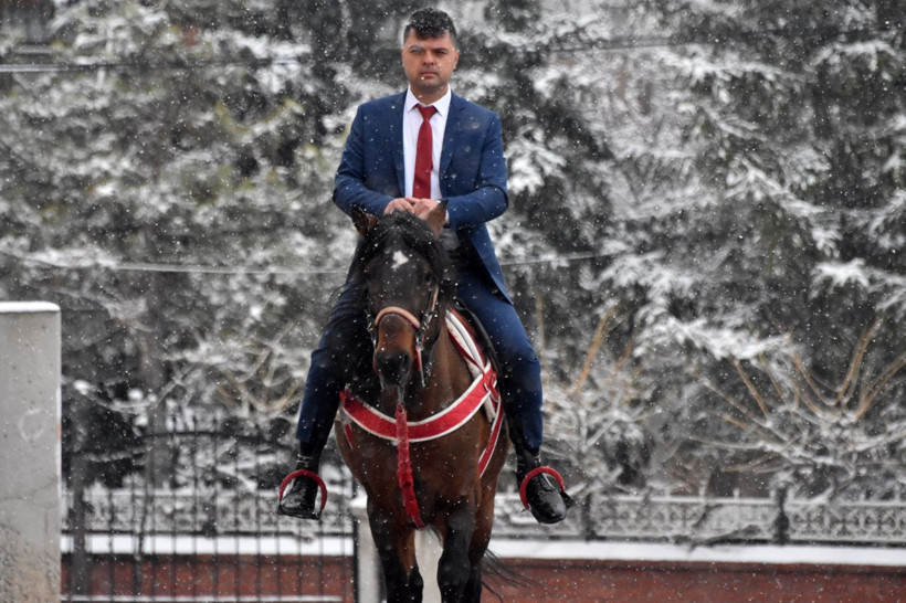 Muhtar adayı oyunu atı 'Cemşit' ile kullanmaya geldi - Resim: 1