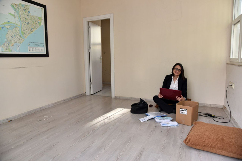 Antalya'da eski muhtar koltuğu da alıp gitti - Resim: 2