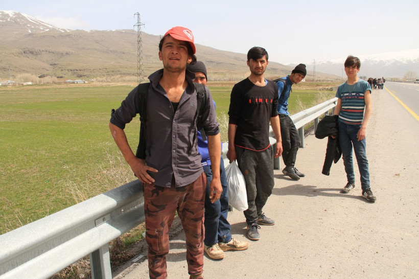 Van'da yol üstünde yürüyen 60 kaçak yakalandı - Resim: 1
