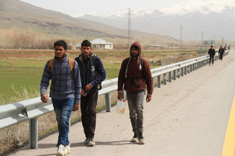 Van'da yol üstünde yürüyen 60 kaçak yakalandı - Resim: 2