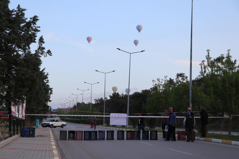 Pamukkale karayolunu bizim mülkiyetimiz diyerek trafiğe kapattılar - Resim: 1