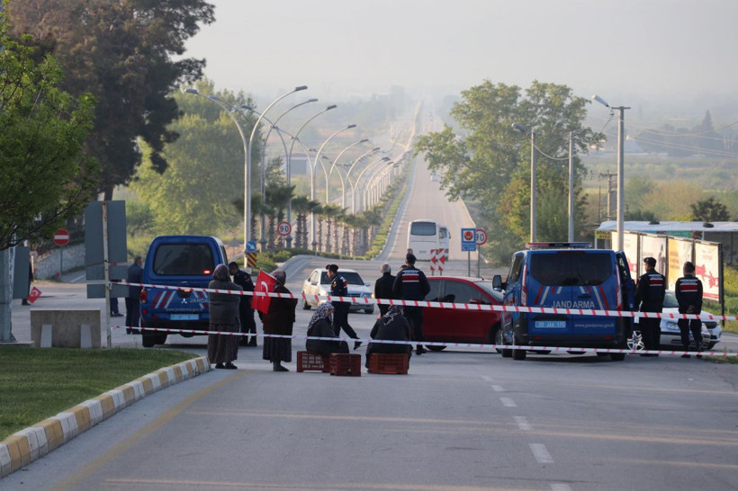 Pamukkale karayolunu bizim mülkiyetimiz diyerek trafiğe kapattılar - Resim: 2