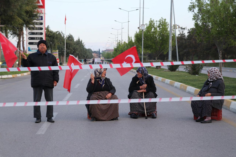 Pamukkale karayolunu bizim mülkiyetimiz diyerek trafiğe kapattılar - Resim: 4