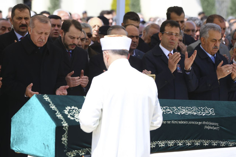 Cumhurbaşkanı Erdoğan'la Ekrem İmamoğlu aynı cenazede saf tuttular - Resim: 1