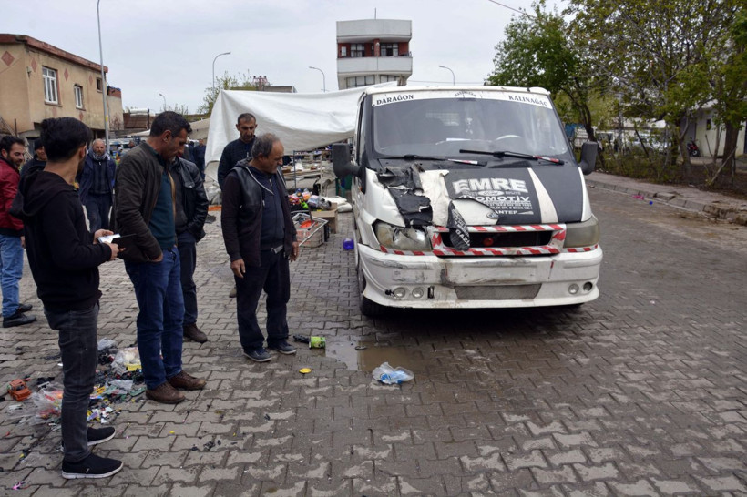 Şanlıurfa'da freni boşalan TIR pazara girdi - Resim: 2