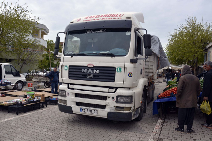 Şanlıurfa'da freni boşalan TIR pazara girdi - Resim: 1