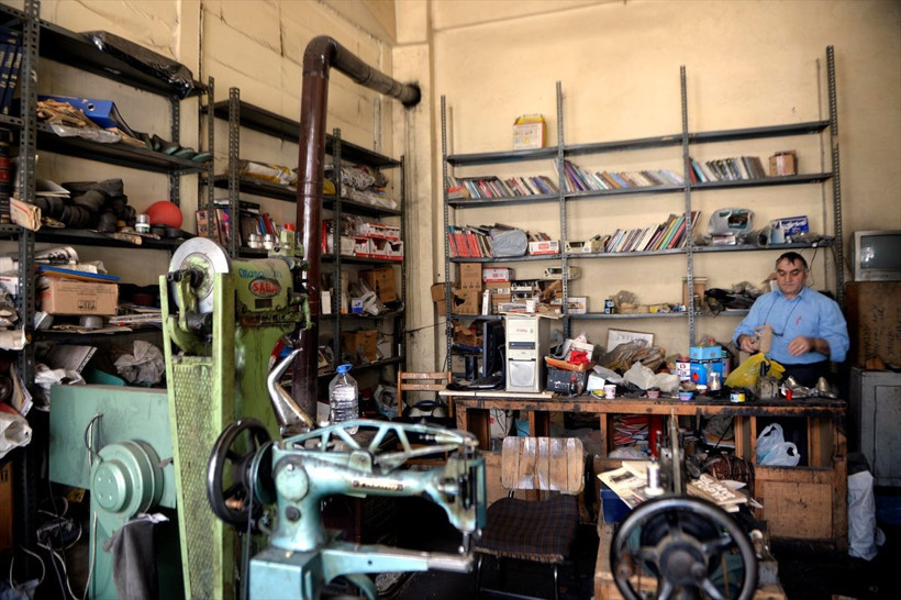 Ardahanlı ayakkabı tamircisi dükkana gelen müşterileri şaşırtıyor - Resim: 2