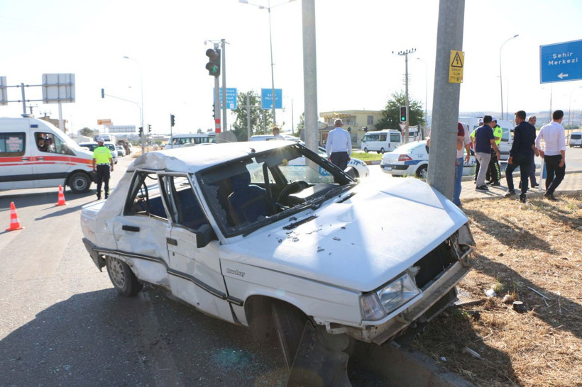 Otomobil ile motosiklet çarpıştı:: Yaralılar var - Resim: 3
