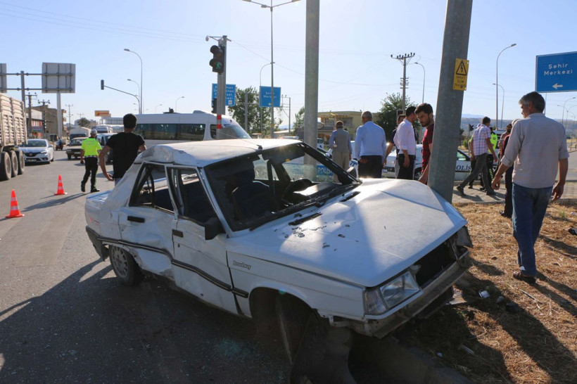 Otomobil ile motosiklet çarpıştı:: Yaralılar var - Resim: 1