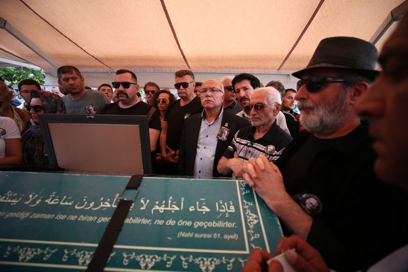 Usta oyuncu hayatını kaybetmişti! Eşref Kolçak son yolculuğuna uğurlandı - Resim: 1