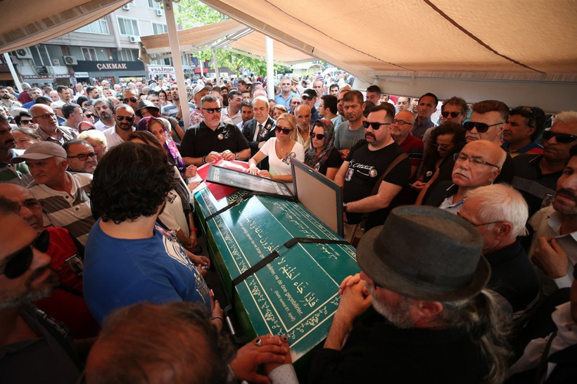 Usta oyuncu hayatını kaybetmişti! Eşref Kolçak son yolculuğuna uğurlandı - Resim: 2