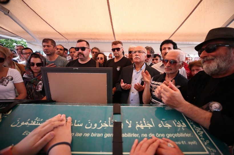 Usta oyuncu hayatını kaybetmişti! Eşref Kolçak son yolculuğuna uğurlandı - Resim: 3