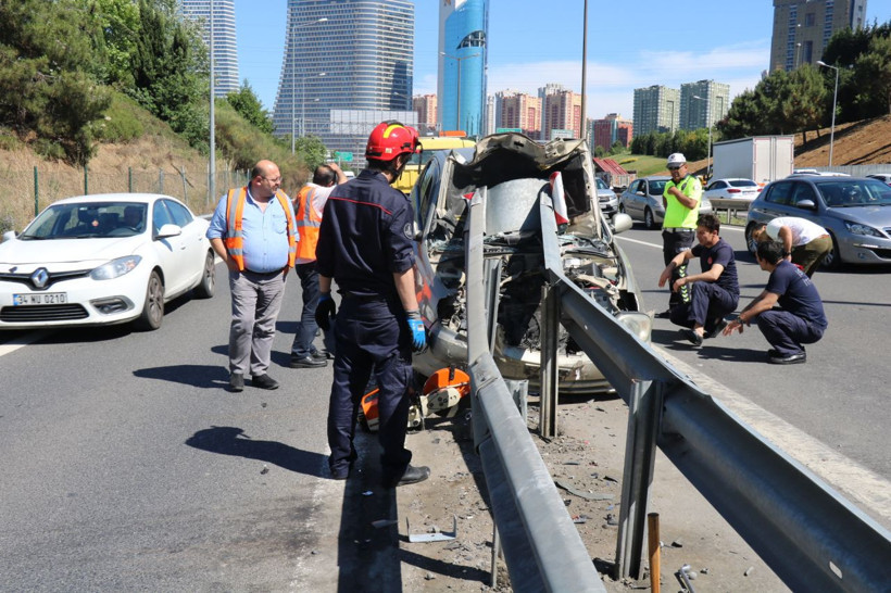 Bariyere saplanan araçtan sağ çıktılar! - Resim: 1