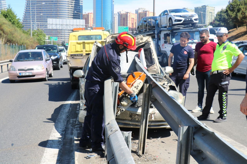 Bariyere saplanan araçtan sağ çıktılar! - Resim: 2