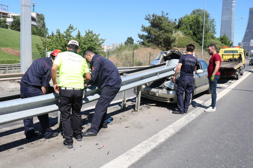 Bariyere saplanan araçtan sağ çıktılar! - Resim: 3