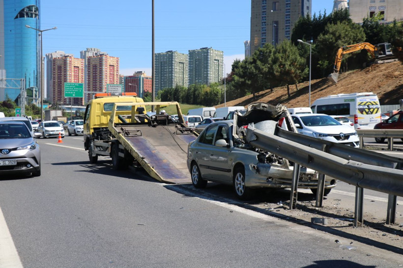 Bariyere saplanan araçtan sağ çıktılar! - Resim: 4