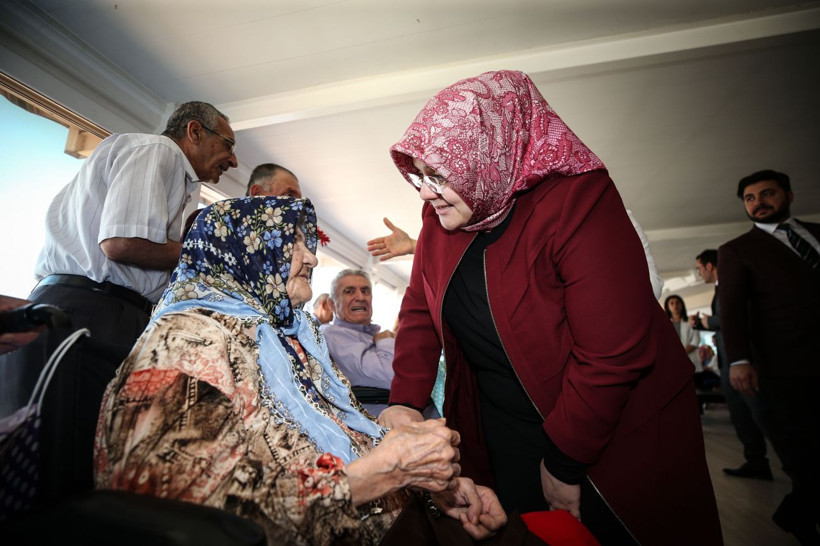 Bakan Selçuk’tan bayramda huzurevi ziyareti - Resim: 3