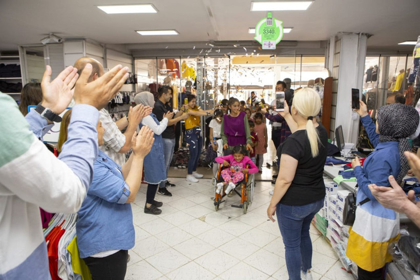 Yaptığı tabloları satarak bin yetim çocuğun yüzünü güldürdü - Resim: 4