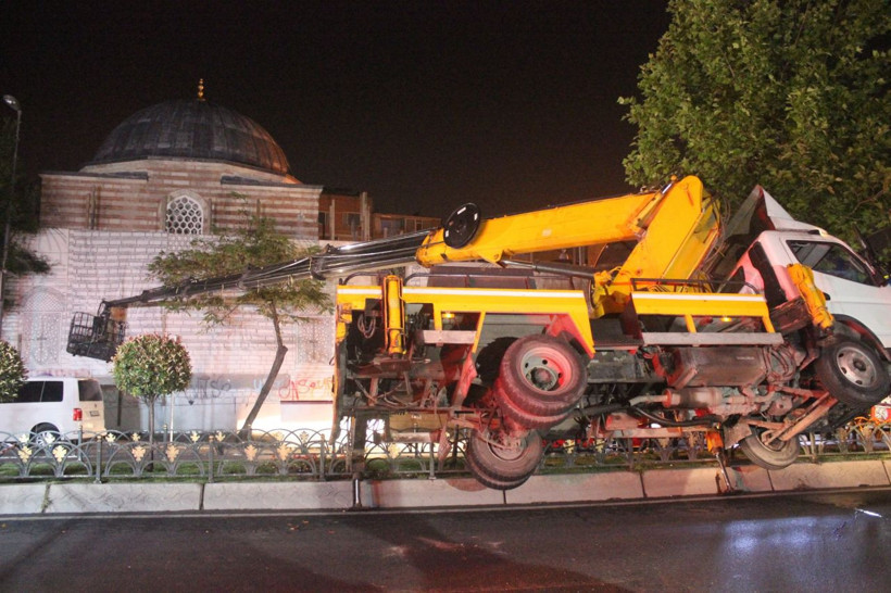 Fatih'te bayrak asan vinç askıda kaldı dehşet veren görüntüler - Resim: 1
