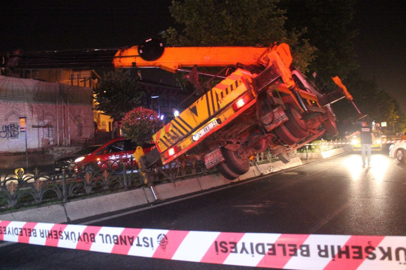 Fatih'te bayrak asan vinç askıda kaldı dehşet veren görüntüler - Resim: 3