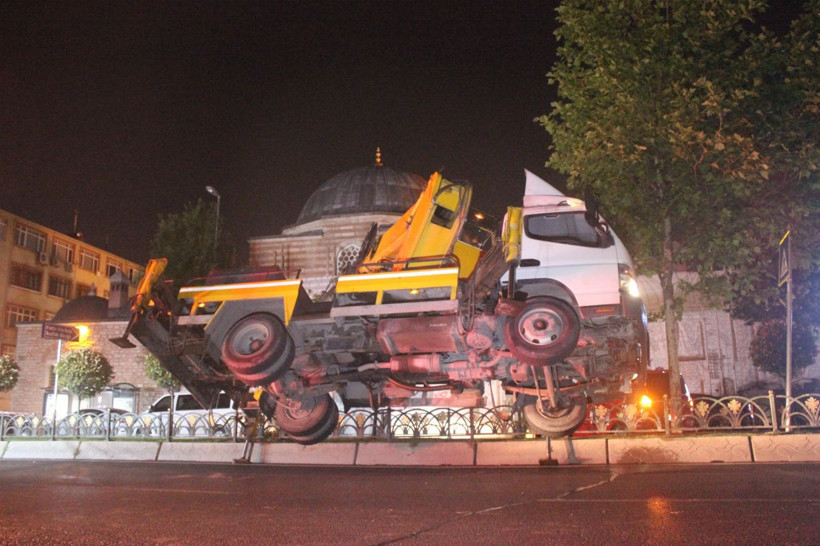 Fatih'te bayrak asan vinç askıda kaldı dehşet veren görüntüler - Resim: 4