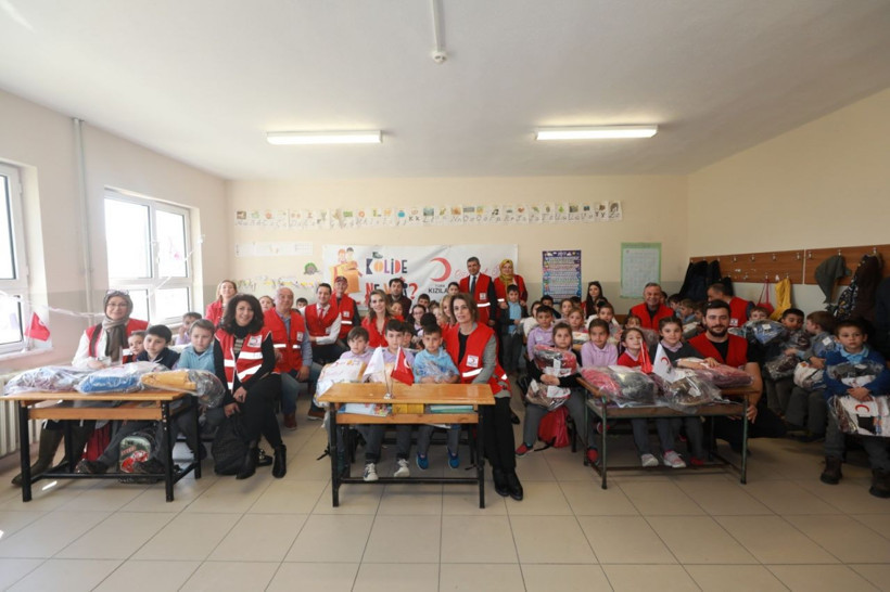 Esra Erol "Kolide Ne Var" kampanyası ile binlerce çocuğun yüzünü güldürdü - Resim: 4