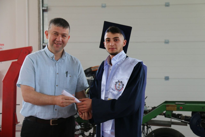 Kütahyalı vatandaş oğlu ile aynı liseden mezun oldu - Resim: 1