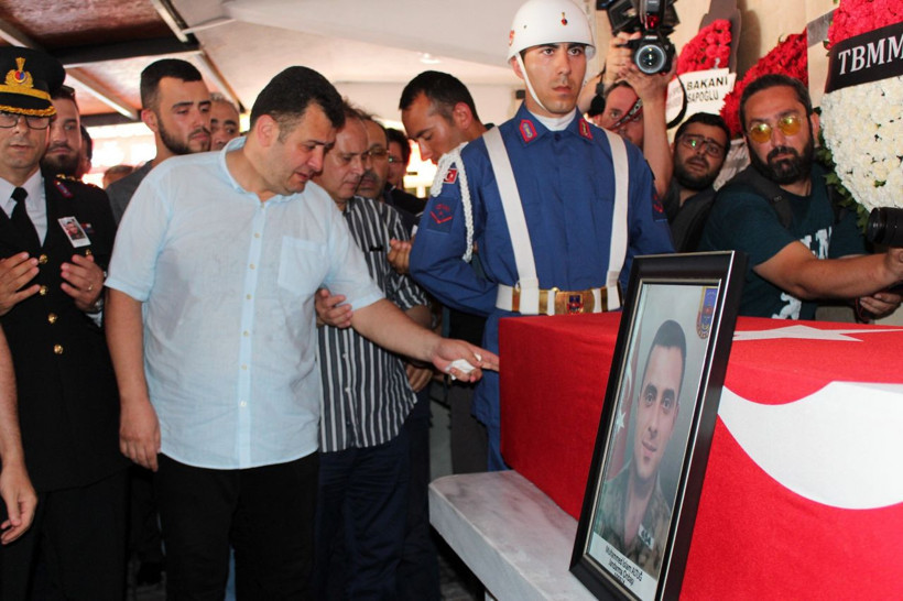 Şehit asker binlerce kişinin katıldığı törenle gözyaşlarıyla uğurlandı - Resim: 1