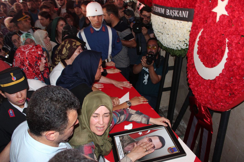 Şehit asker binlerce kişinin katıldığı törenle gözyaşlarıyla uğurlandı - Resim: 2