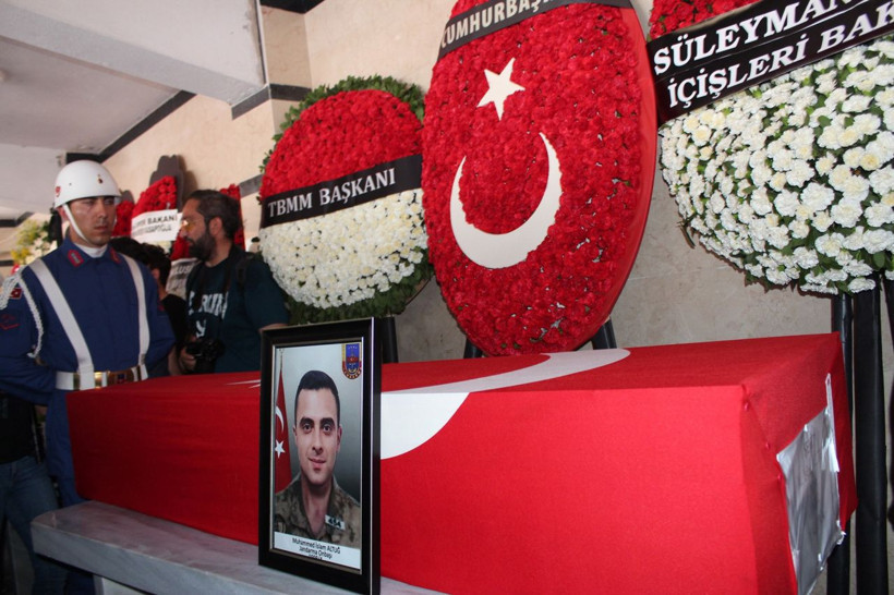 Şehit asker binlerce kişinin katıldığı törenle gözyaşlarıyla uğurlandı - Resim: 3