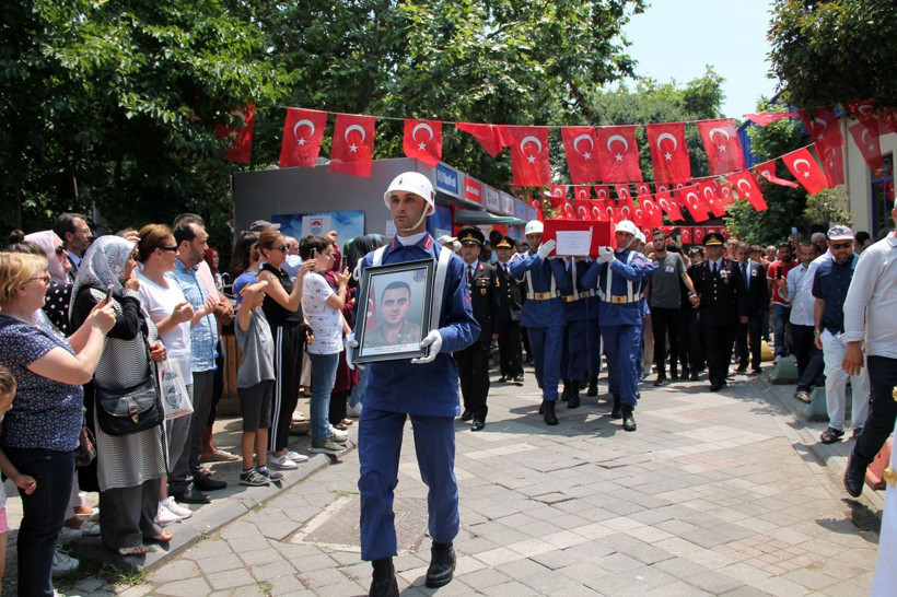 Şehit asker binlerce kişinin katıldığı törenle gözyaşlarıyla uğurlandı - Resim: 4