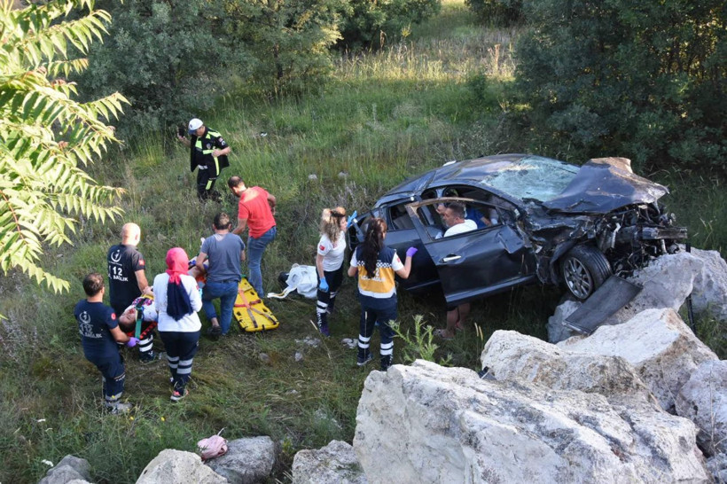 Kütahya'da otomobil şarampole yuvarlandı! Anne ile kızından acı haber geldi - Resim: 3