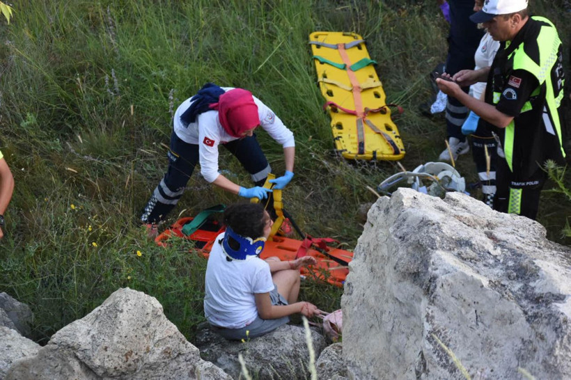 Kütahya'da otomobil şarampole yuvarlandı! Anne ile kızından acı haber geldi - Resim: 2